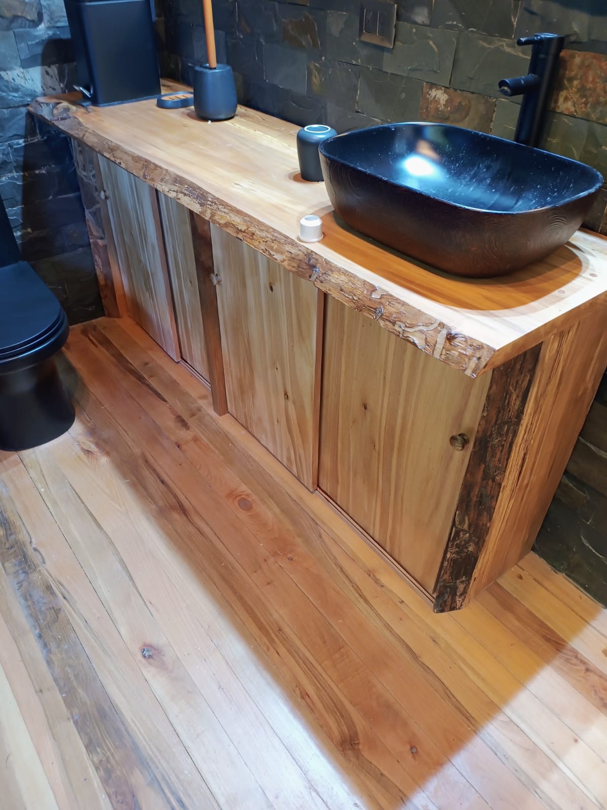 Vanitory de baño en madera nativa con borde natural