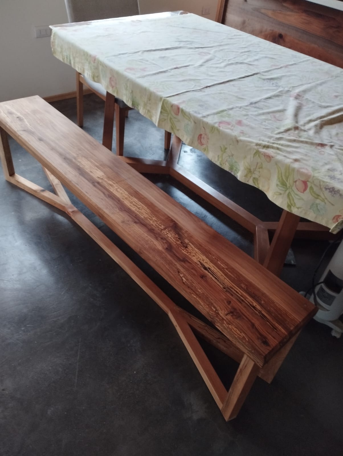 Banca de madera nativa con diseño contemporáneo