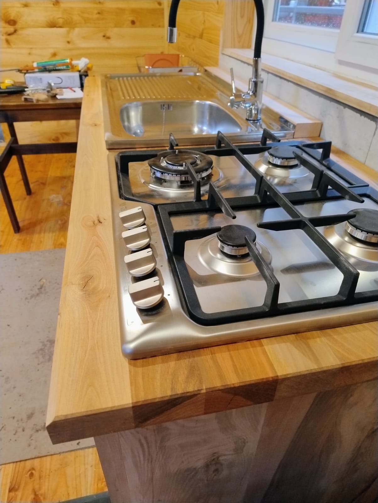 Mesón de cocina en madera maciza con cocina y pileta