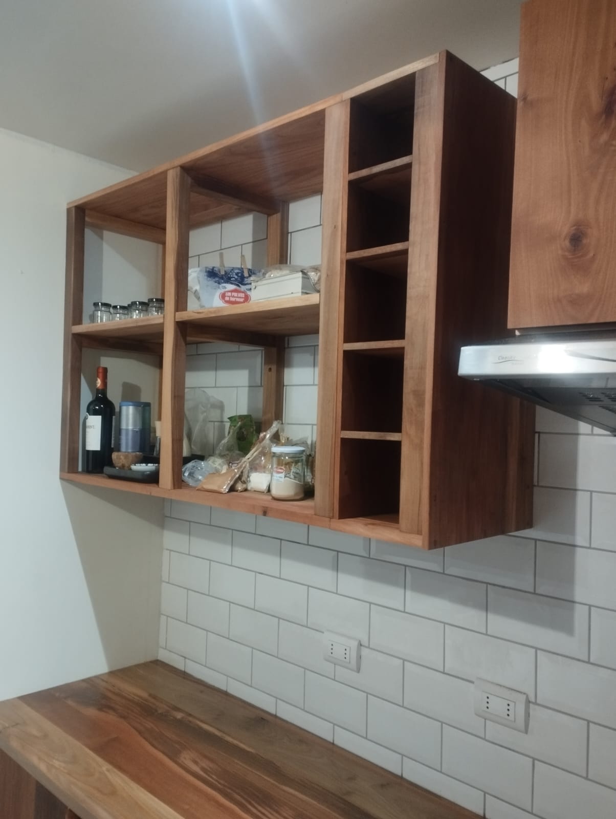 Estantería mural de madera nativa con botellero